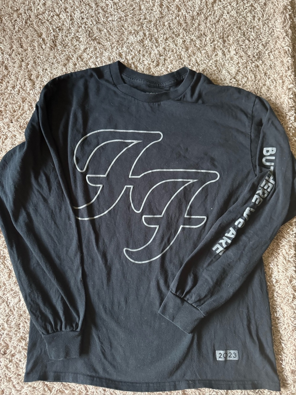 Foo Fighters 2023 shirt- runs small- size more like a small